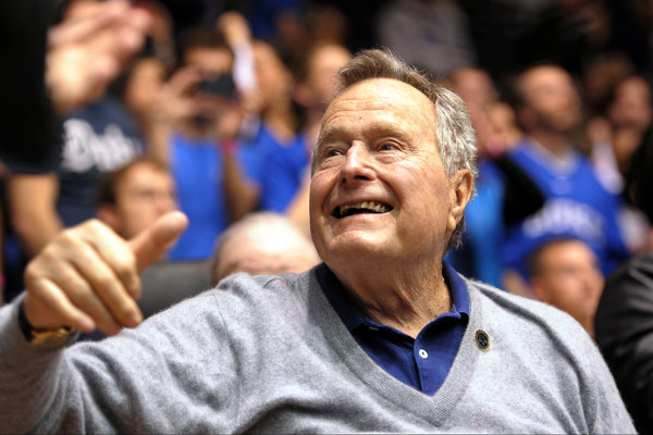 Τζορτζ Μπους-Γιορτάζει τα 90 με ελεύθερη πτώση