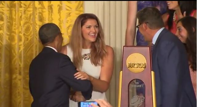 ΒΙΝΤΕΟ- Η μπασκετμπολίστρια στην …αγκαλιά του Ομπάμα