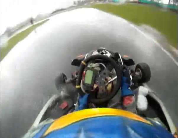 ΒΙΝΤΕΟ-“Χορεύοντας” με καρτ στη βροχή