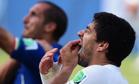 Η FIFA τιμωρεί τον Σουάρες για το «δάγκωμα»