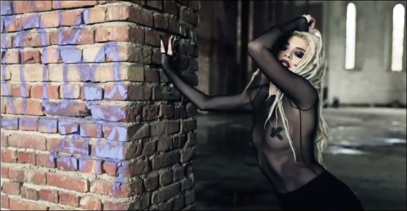 ΒΙΝΤΕΟ-Αλβανίδα τραγουδίστρια προκαλεί σάλο