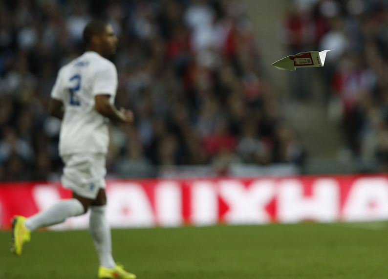 ΒΙΝΤΕΟ-Τον πέτυχε με σαΐτα από την κερκίδα