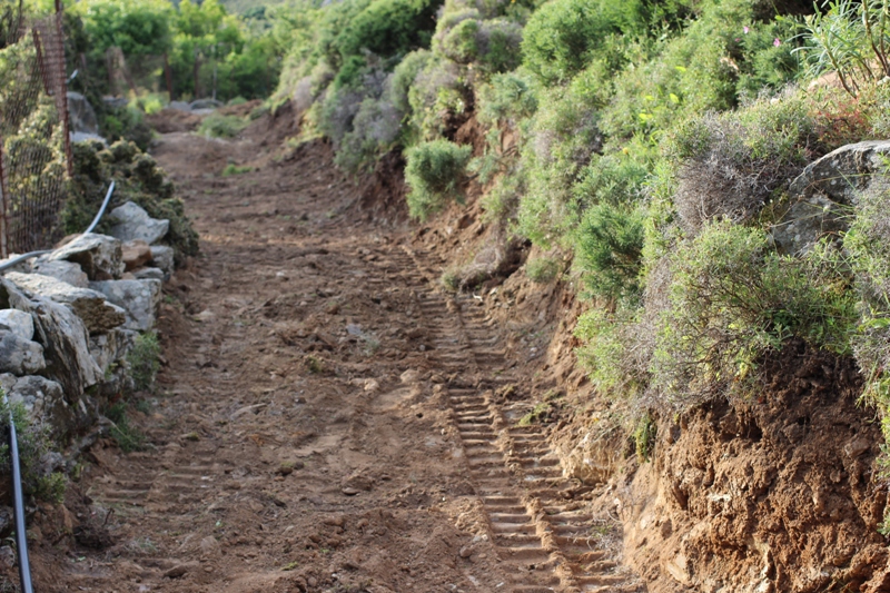 ΦΩΤΟ-Ισοπέδωσαν το αρχαίο μονοπάτι της Νάξου