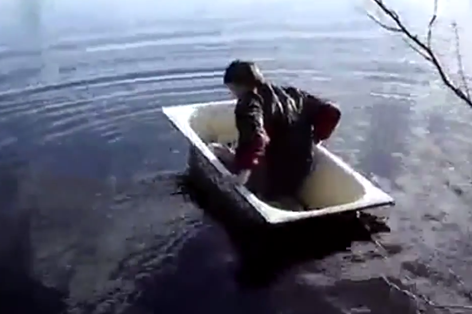 ΒΙΝΤΕΟ-Στο άγνωστο με βάρκα… τη μπανιέρα!