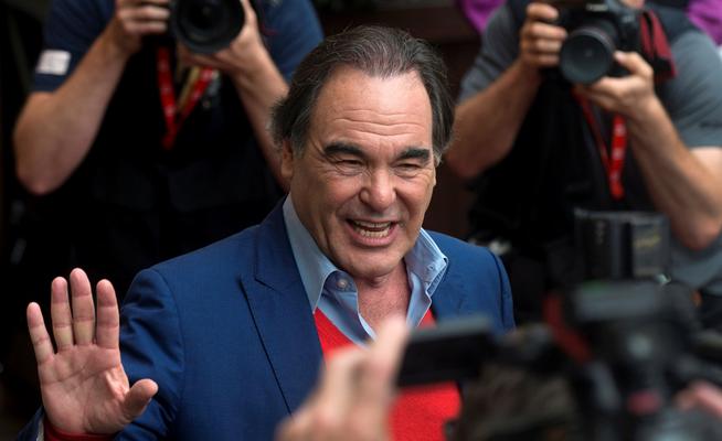 Ο Όλιβερ Στόουν θα κάνει ταινία για τον Σνόουντεν