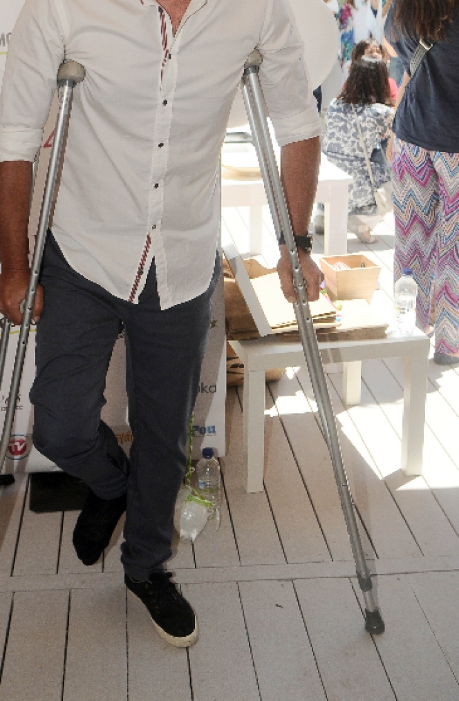 ΦΩΤΟ-Έλληνας ηθοποιός με πατερίτσες