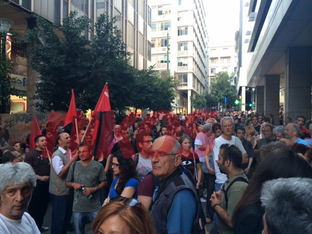 ΦΩΤΟ-Συγκέντρωση συμπαράστασης στις απολυμένες καθαρίστριες