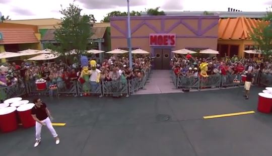 BINTEO-Ένας παρουσιαστής, ένας ράπερ και… άφθονη μπύρα