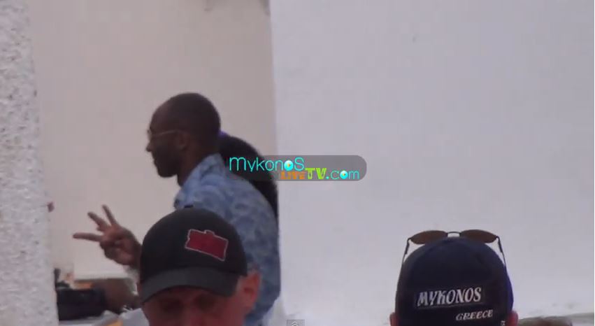 ΒΙΝΤΕΟ-Ο Κόμπι Μπράιαντ παίζει “πέτρα-ψαλίδι-χαρτί” στην Μύκονο