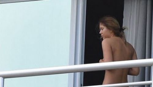 Τι γυρεύει γυμνή στο ξενοδοχείο της Αγγλίας;