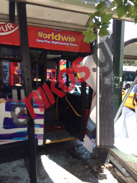 ΦΩΤΟ-Αυτό είναι το λεωφορείο που έπεσε σε στάση