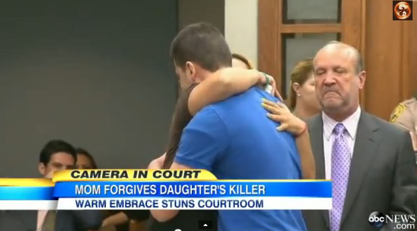 ΒΙΝΤΕΟ-Αγκαλιάζει το δολοφόνο της κόρης της