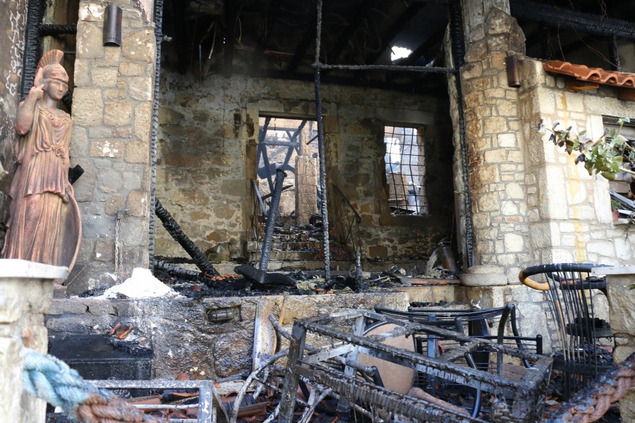 ΦΩΤΟ-Εικόνες από τη φωτιά σε καφετέρια και καφενείο