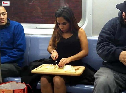 ΦΩΤΟ-Ιστορίες καθημερινής τρέλας στο Μετρό
