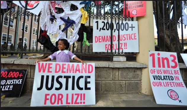 Η τιμωρία στους βιαστές ήταν να… κουρέψουν το γκαζόν