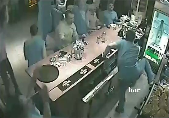 ΒΙΝΤΕΟ-Ο μπάρμαν έπεσε από το γκολ του Παπασταθόπουλου