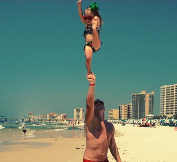 ΒΙΝΤΕΟ- Δείτε τη 2χρονη “ιπτάμενη” μαζορέτα