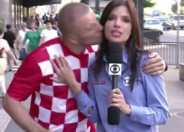 BINTEO-Το φιλί στην ρεπόρτερ