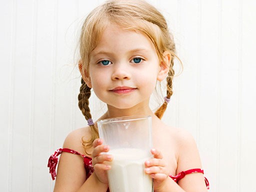 Πόσο γάλα πρέπει να πίνουν τα παιδιά;