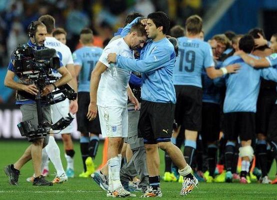 ΦΩΤΟ-Η αγκαλιά του Σουάρες στον Τζέραρντ