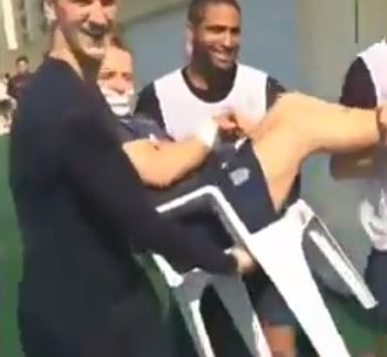 ΒΙΝΤΕΟ-Η πλάκα των Άγγλων στον μασέρ