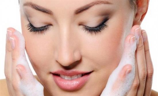 Τα λάθη που αφυδατώνουν το πρόσωπο