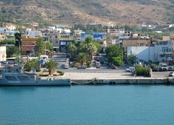 Αποκολλήθηκε η πλωτή δεξαμενή στη Σούδα