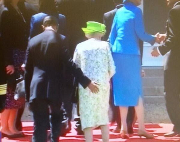 ΦΩΤΟ-Ο Ομπάμα έβαλε το χέρι του στο πιο λάθος σημείο