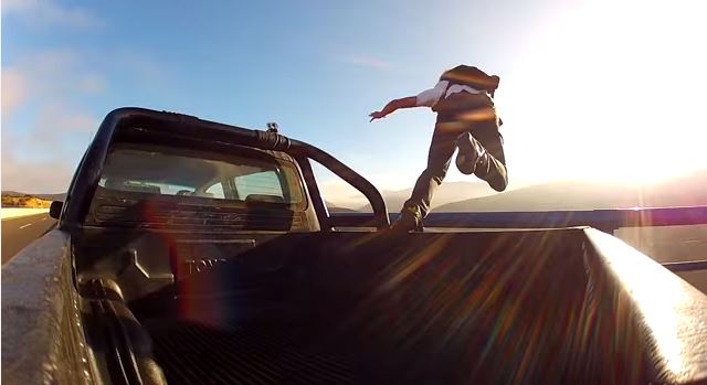 ΒΙΝΤΕΟ-Βase jump από αυτοκίνητο