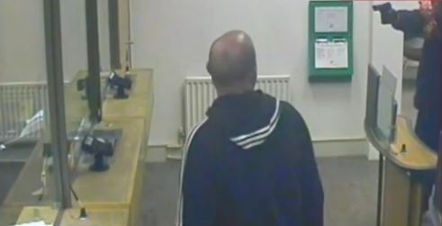 ΒΙΝΤΕΟ-Έβαλε τις φωνές σε ένοπλο ληστή