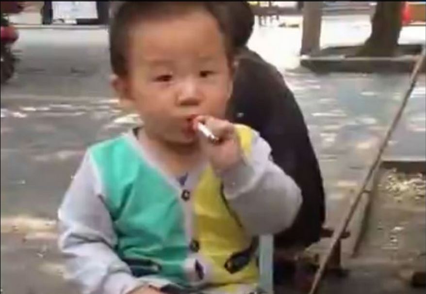 ΒΙΝΤΕΟ-Μωρό καπνίζει και οι περαστικοί …γελάνε