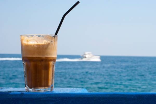 Τι σχέση έχει ο καφές με το μαύρισμα;