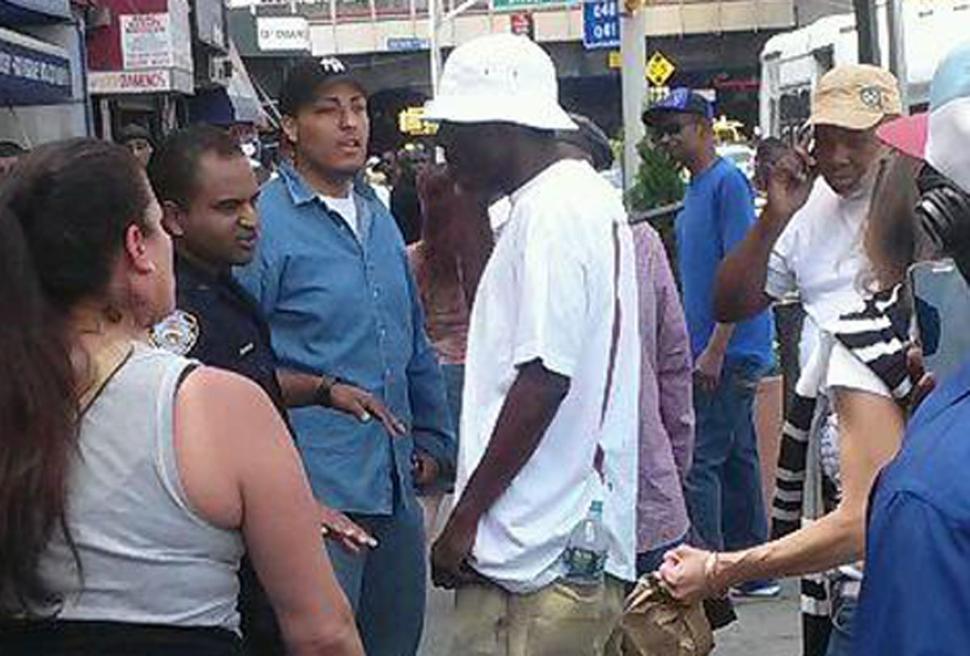 ΦΩΤΟ-Κυκλοφορούσε με ένα μαχαίρι στην πλάτη