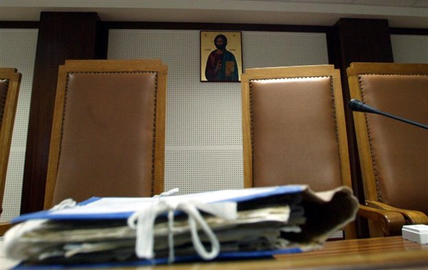 Αλλαγή της προέδρου ζήτησαν οι συνήγοροι των μεταναστών της Μανωλάδας