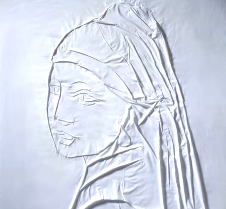 ΒΙΝΤΕΟ-Φτιάχνει πίνακες ζωγραφικής… σιδερώνοντας