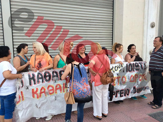 ΦΩΤΟ-Οι καθαρίστριες περιμένουν τον Σταϊκούρα