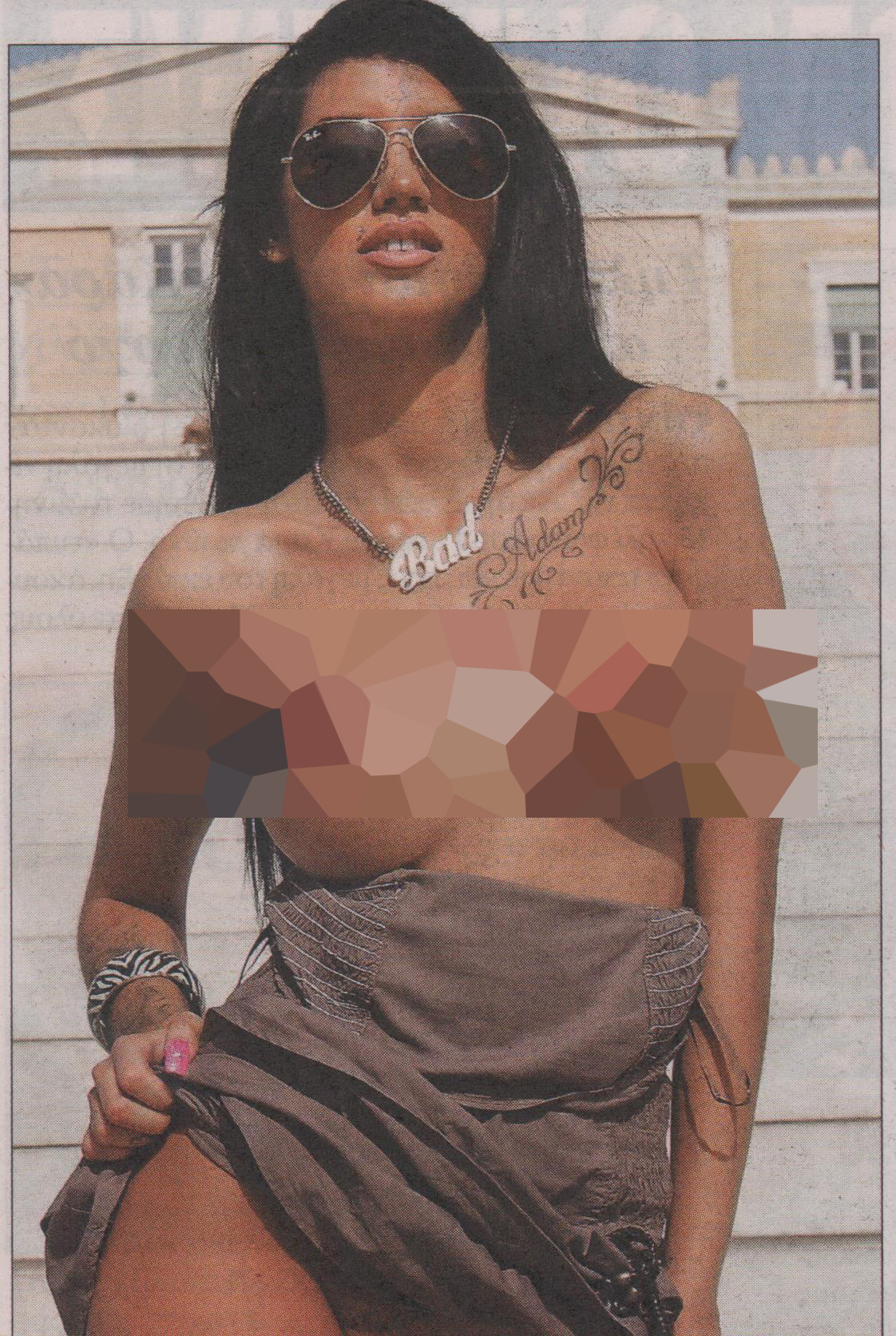 ΦΩΤΟ-Γδύθηκε στο Σύνταγμα μετά τη νίκη της Εθνικής