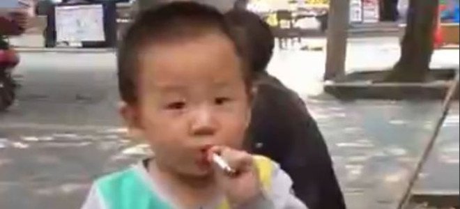 ΒΙΝΤΕΟ-Σοκ: Νήπιο καπνίζει στην Κίνα