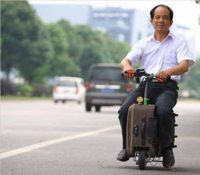 ΦΩΤΟ-Βαλίτσα… μίνι σκούτερ