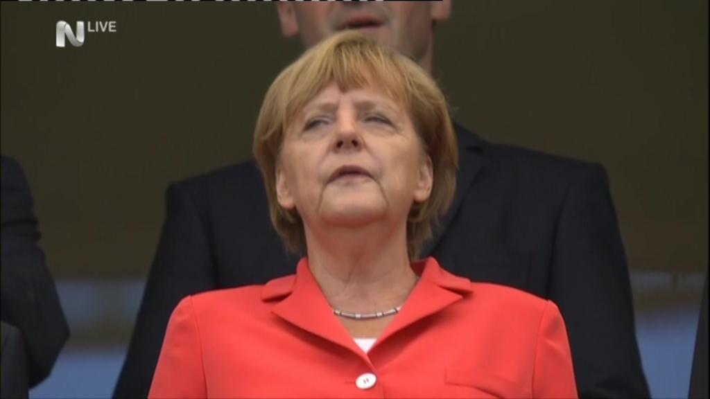 ΦΩΤΟ-Η Μέρκελ στο γήπεδο