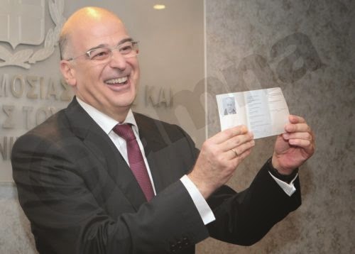 Το πιο… πρωτότυπο δώρο στον Δένδια