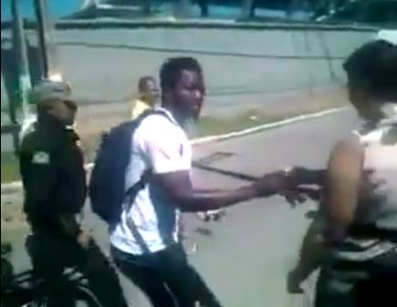 ΒΙΝΤΕΟ-Μοίρασε λεφτά στους φτωχούς ο Σάλεϊ Μουντάρι