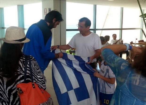 ΦΩΤΟ-Το αυτόγραφο του Σαμαρά πριν το ματς