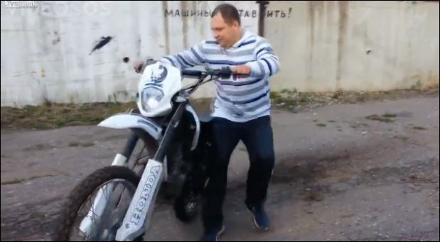 BINTEO-Toυ… προσγείωσε τη μοτοσικλέτα στο κεφάλι