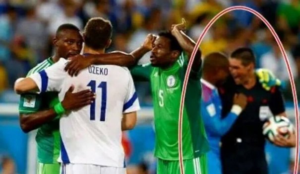 ΦΩΤΟ-Ο διαιτητής πανηγυρίζει με τους Νιγηριανούς