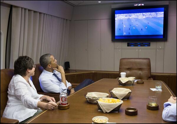 ΦΩΤΟ-Ο Ομπάμα είδε το ματς στο αεροπλάνο
