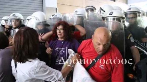 Σε διαθεσιμότητα ο άνδρας των ΜΑΤ που χτύπησε καθαρίστρια