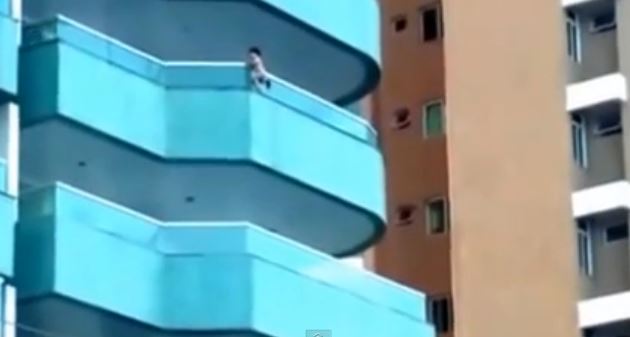 BINTEO-3χρονο αγοράκι κρέμεται από το μπαλκόνι