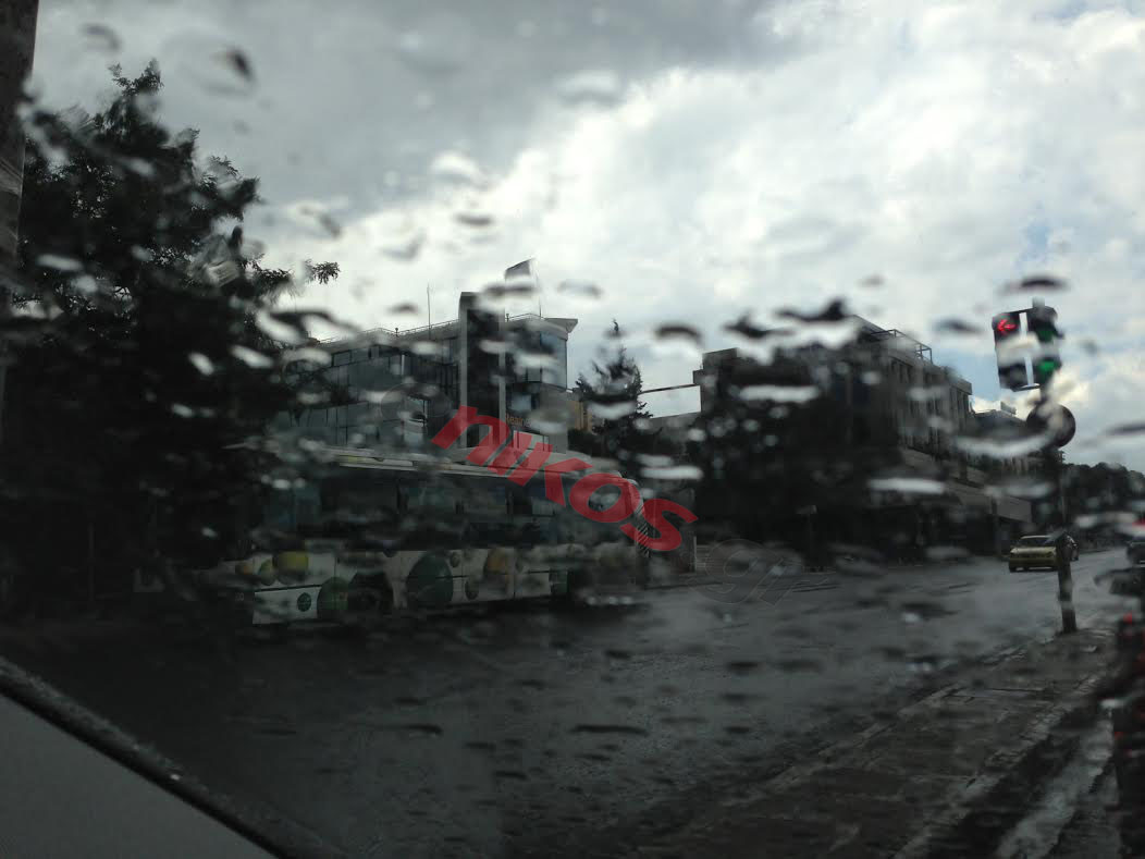 ΦΩΤΟ-Μπόρα στα βόρεια προάστια