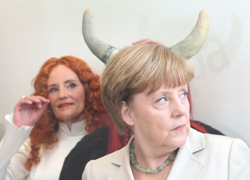 ΦΩΤΟ-Τα “κέρατα” της Μέρκελ